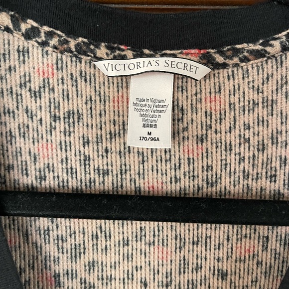 New (Rare)Women’s Victoria Secret Leopard Print Pajamas/Jumper -  Size Medium - Picture 4 of 6